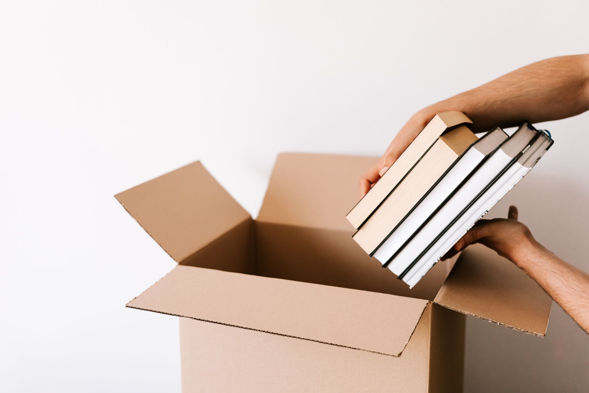 Opgeruimde ruimte bij verhuizing — illustratie bij "Checklist voor makelaars en verhuisbedrijven: herken je een klant die geholpen is met een opruimcoach?"